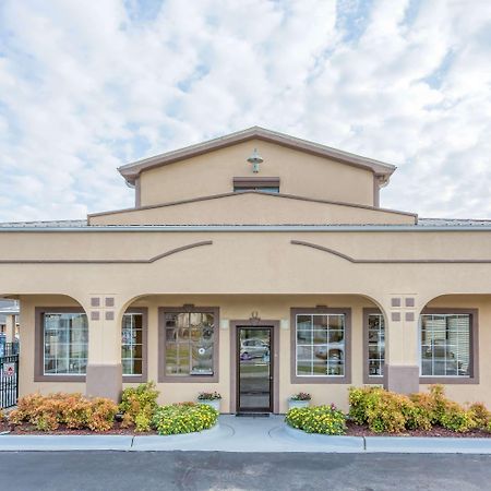 Super 8 By Wyndham Santee Hotel Exterior photo